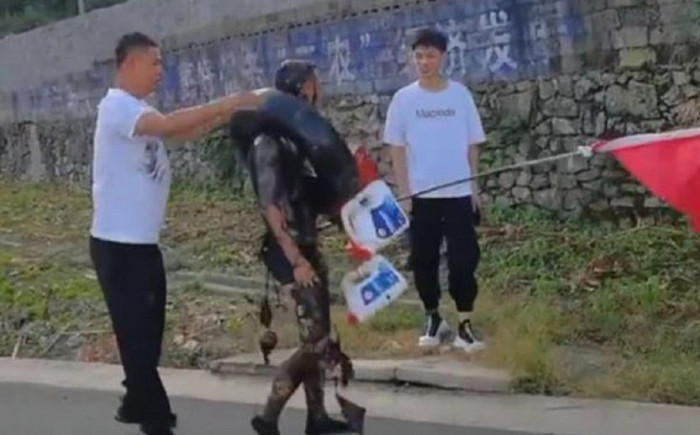 Bị lột sạch quần áo rồi tạt sơn đen vào người, chú rể bất lực trước trò đùa dai của hội bạn Ảnh 2