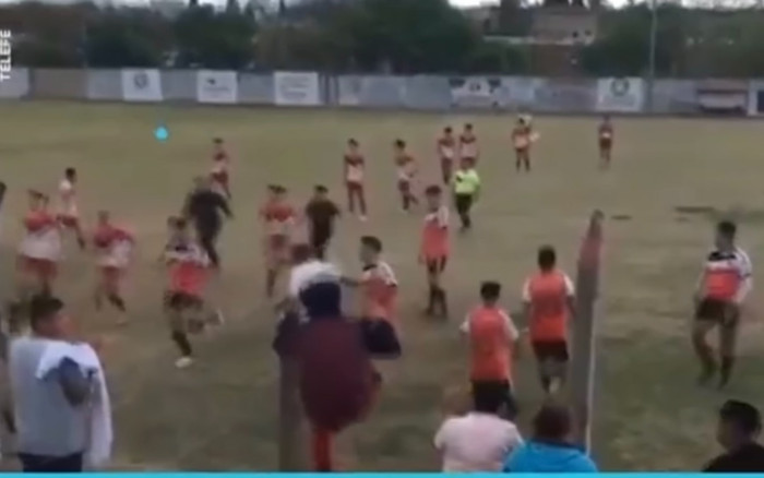 Clip cầu thủ hai đội đánh nhau như phim hành động, trọng tài rút 13 thẻ đỏ Ảnh 2