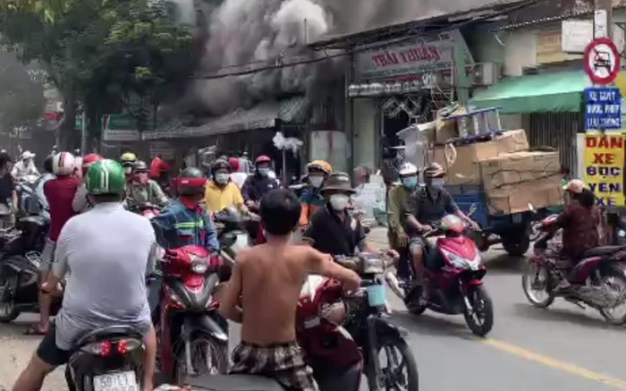 Khói nghi ngút, lửa thiêu rụi nhiều tài sản trong một căn nhà ở quận Bình Tân Ảnh 2
