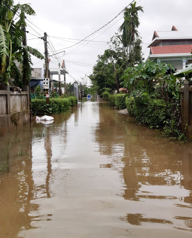 Thủy điện xả lũ lại mưa lớn, người dân Thừa Thiên Huế phải bơi xuồng Ảnh 7