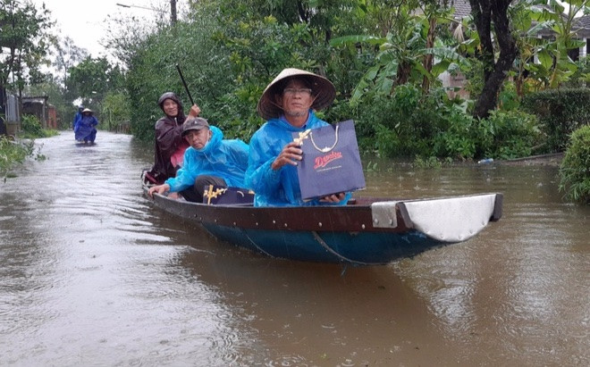 Thủy điện xả lũ lại mưa lớn, người dân Thừa Thiên Huế phải bơi xuồng Ảnh 2