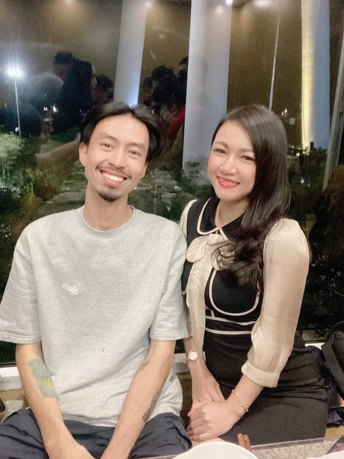 Nam rapper vui vẻ tươi tắn bên bạn bè