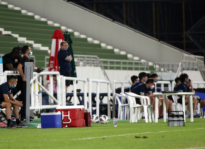 HLV Park Hang Seo đứng ngoài quan sát và lập tức đổi chiến thuật khi U23 Việt Nam vận hành không tốt sơ đồ 4 hậu vệ.