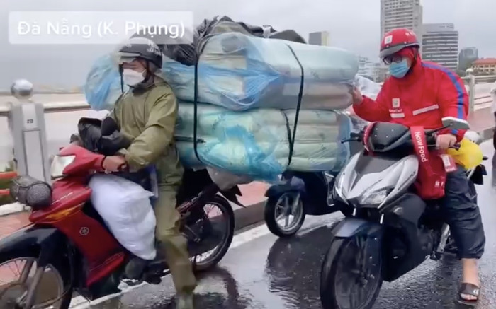 Xe máy qua cầu sông Hàn gặp mưa gió lớn, ô tô liền đi chậm chắn gió và hành động ấm lòng của tài xế xe ôm Ảnh 2