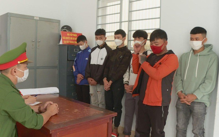 Nam sinh lớp 10 rủ nhóm bạn cầm hung khí đi hỗn chiến nhưng chém nhầm người đi đường Ảnh 2