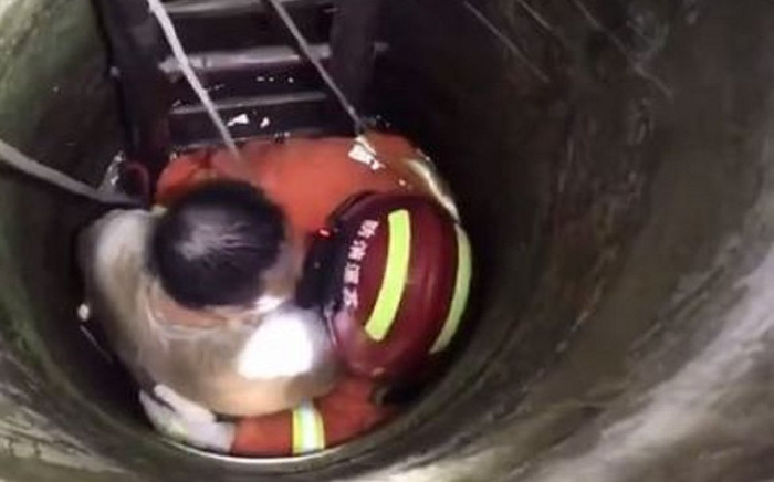 Say rượu rồi rơi xuống giếng, ông chú có hành động lạ khiến lính cứu hỏa phát hoảng, la hét ầm ĩ Ảnh 2