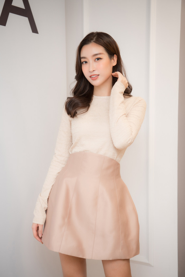 Hoa hậu Đỗ Mỹ Linh giản dị với gam màu neutral nền nã