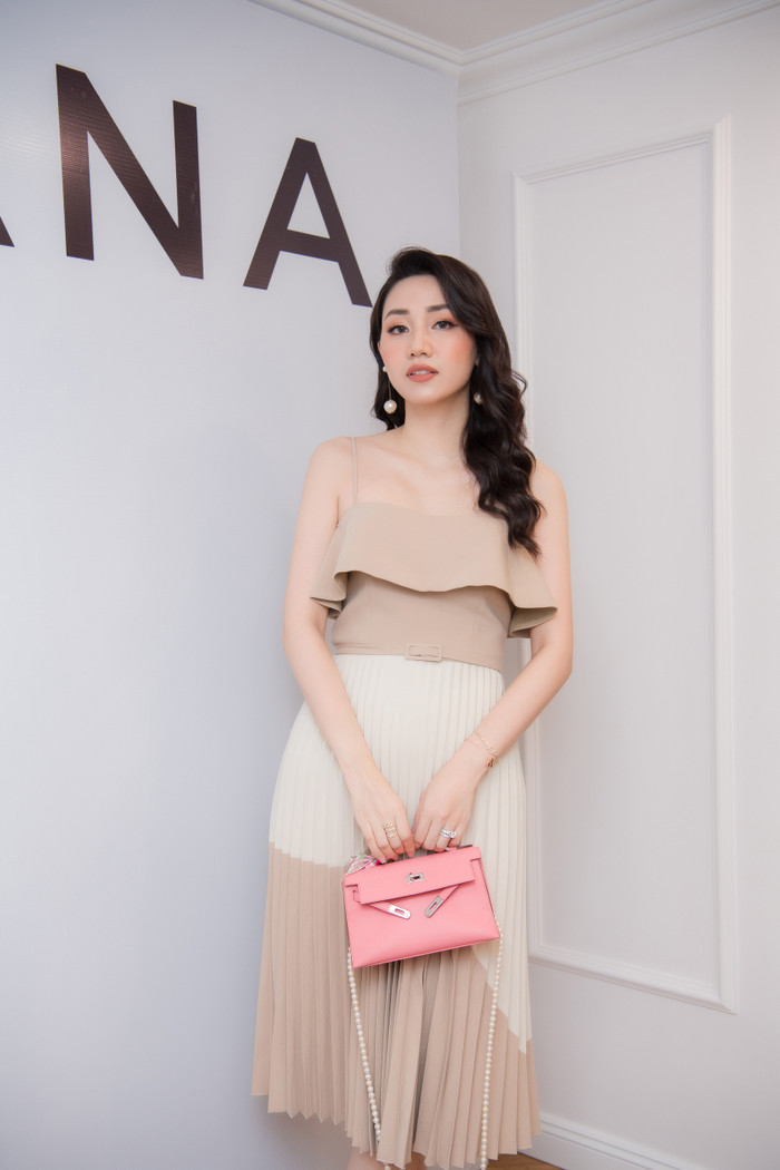 Á hậu Ngô Trà My nữ tính, điệu đà trong dáng váy xếp ly hai dây mix cùng túi Hermes mini 