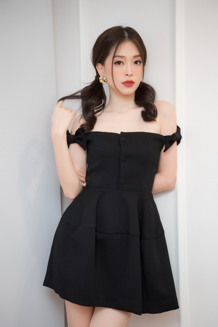 Á hậu Phương Nga nhí nhảnh trong bộ váy đen trễ vai thắt tóc hai bên 