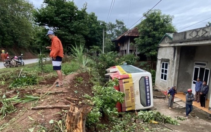 Xe buýt lao xuống ta luy âm trên Quốc lộ 6 rồi lật nghiêng trước cửa nhà dân khiến 1 người bị thương Ảnh 2