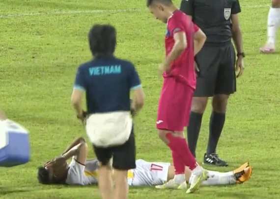 Hai Long chấn thương sau pha va chạm với cầu thủ U23 Kyrgyzstan.