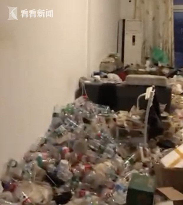 Chủ nhà đã không khỏi sốc khi thấy cảnh tượng này trong căn phòng của nam sinh viên. Ảnh cắt từ clip