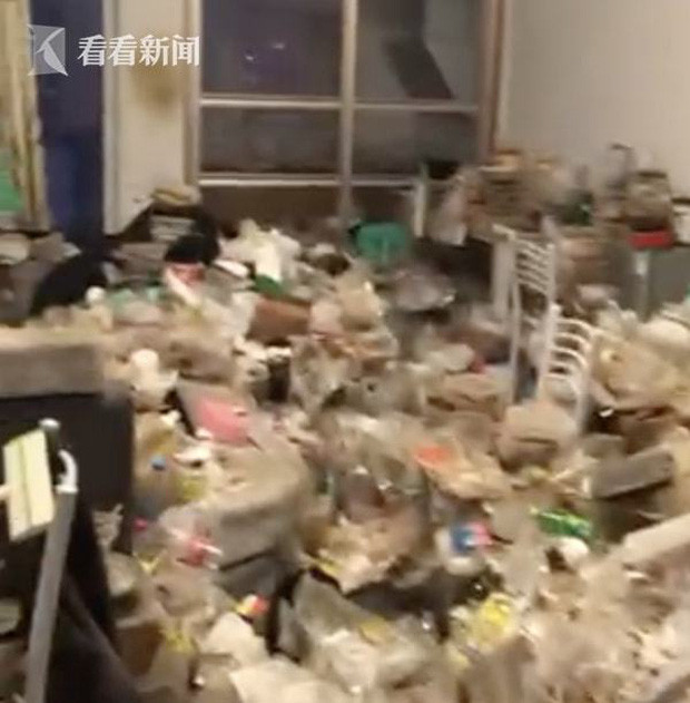 Khắp căn phòng của nam sinh viên, đâu đâu cũng là rác. Ảnh cắt từ clip