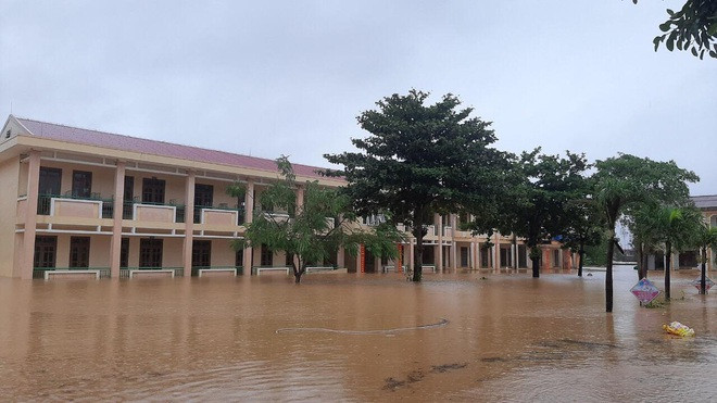 Nước ngập sân trường THCS Mỹ Thủy. Ảnh: Dân Trí