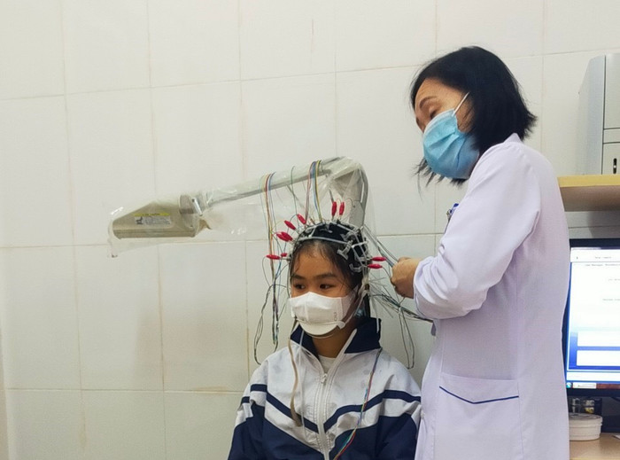 Nữ sinh được đưa đi kiểm tra sức khoẻ. (Ảnh: VietNamnet).