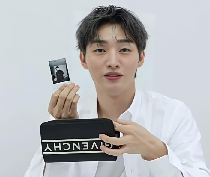 Tấm ảnh polaroid của Hwang Minhyun trong ví của Jisung.