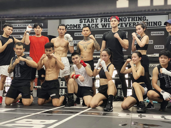 Diễn viên Kiều Minh Tuấn cùng dàn sao Việt khoe ảnh trong phòng tập boxing.
