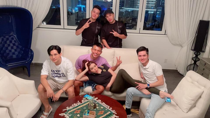 Nữ diễn viên tạo những tư thế 'bá đạo' như nằm lên đùi nhà thiết kế Nguyễn Long.