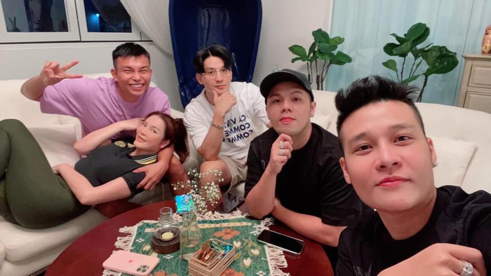 Lý Nhã Kỳ vui vẻ bên hội bạn thân.