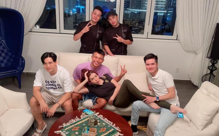 Lý Nhã Kỳ 'thả dáng' cùng dàn trai trẻ, phản pháo khi bị nói 'nằm ngửa nằm nghiêng cũng có tiền' Ảnh 2