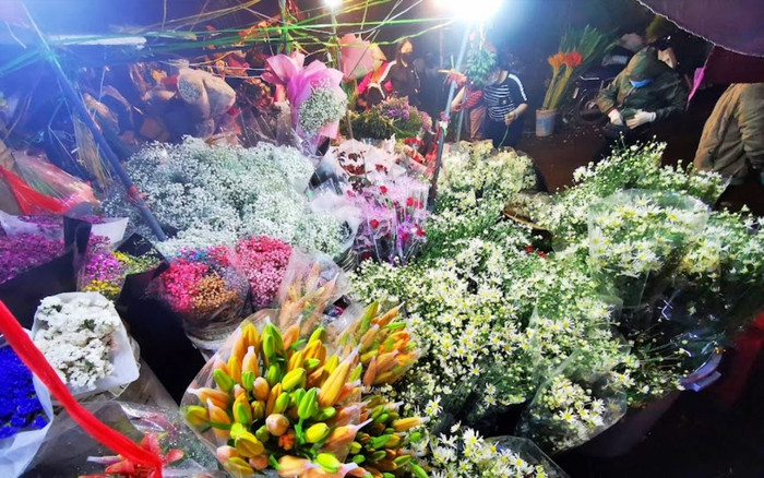 Khi Thủ đô chìm vào giấc ngủ, chợ hoa lớn nhất Hà Nội lại rực sắc, tấp nập xuyên đêm trước 20/10 Ảnh 2