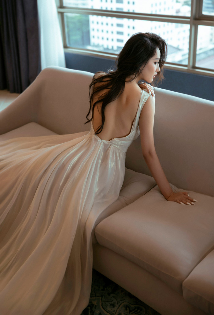 Mai Phương Thuý đón 20/10 bằng bộ ảnh gợi cảm đến bất ngờ Ảnh 9