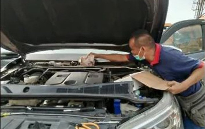 Chồng giấu vợ lén cất quỹ đen trong mui ô tô, nửa năm sau kiểm tra thì sốc 'không nói lên lời' Ảnh 2