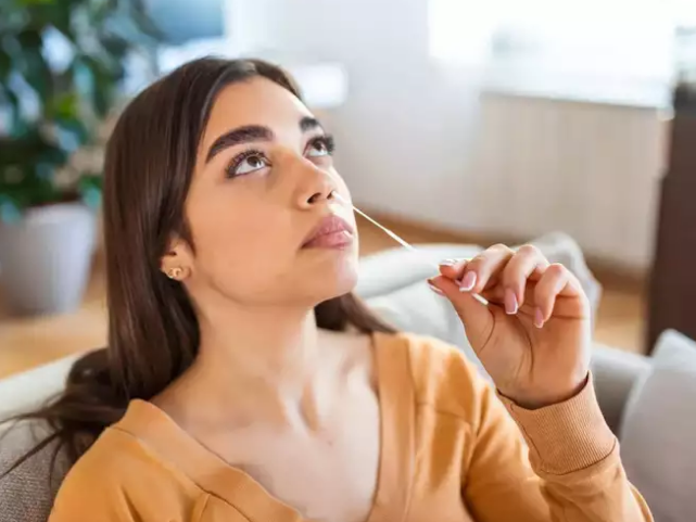 Làm thế nào biết bạn đang bị mắc cúm kéo dài hay Covid-19? Ảnh 4