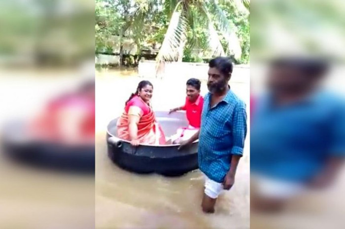 Clip: Cô dâu chú rể ngồi trong nồi lẩu lớn, vượt nước lũ tới đám cưới Ảnh 3