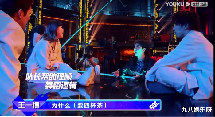 Vương Nhất Bác để mặt mộc xem buổi tổng duyệt, trở thành tâm điểm vì làn da trắng như sữa Ảnh 7