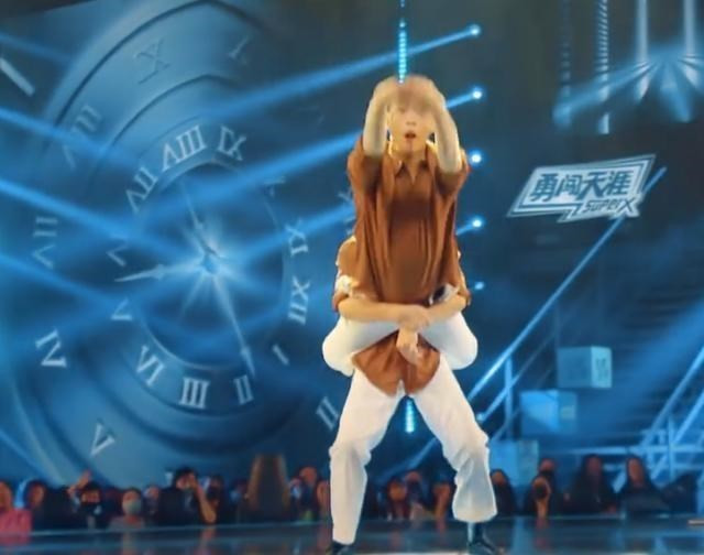 Vương Nhất Bác chân thành xin lỗi vũ công được mệnh danh là 'chúa Hề' Street Dance of China Ảnh 10