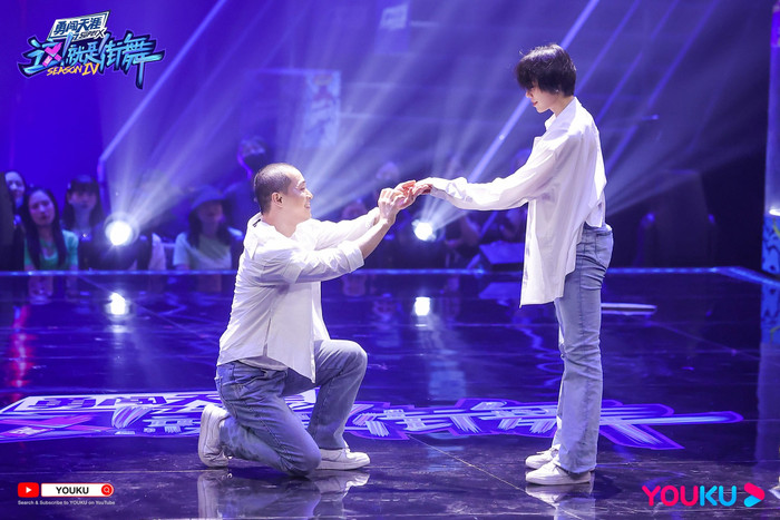 Vương Nhất Bác chân thành xin lỗi vũ công được mệnh danh là 'chúa Hề' Street Dance of China Ảnh 4