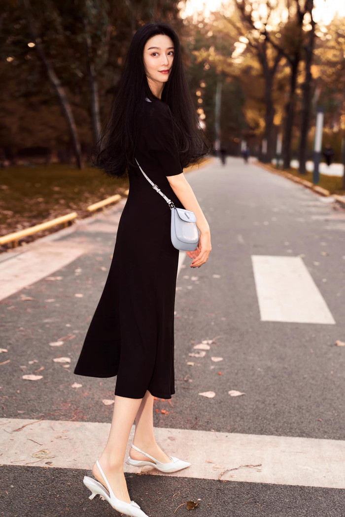 Nhan sắc của Băng tỷ tô điểm thêm cho khung cảnh ngày Thu với style vintage váy đầm suông cùng túi xách và giày gót nhỏ xuyệt tông