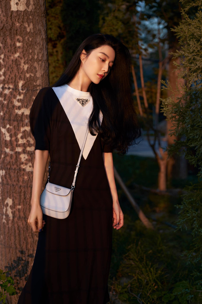 Nữ diễn viên Cbiz quảng bá cho chiếc túi xách tím đeo chéo của Prada bằng streetstyle cực giản dị lại đúng chất mùa Thu