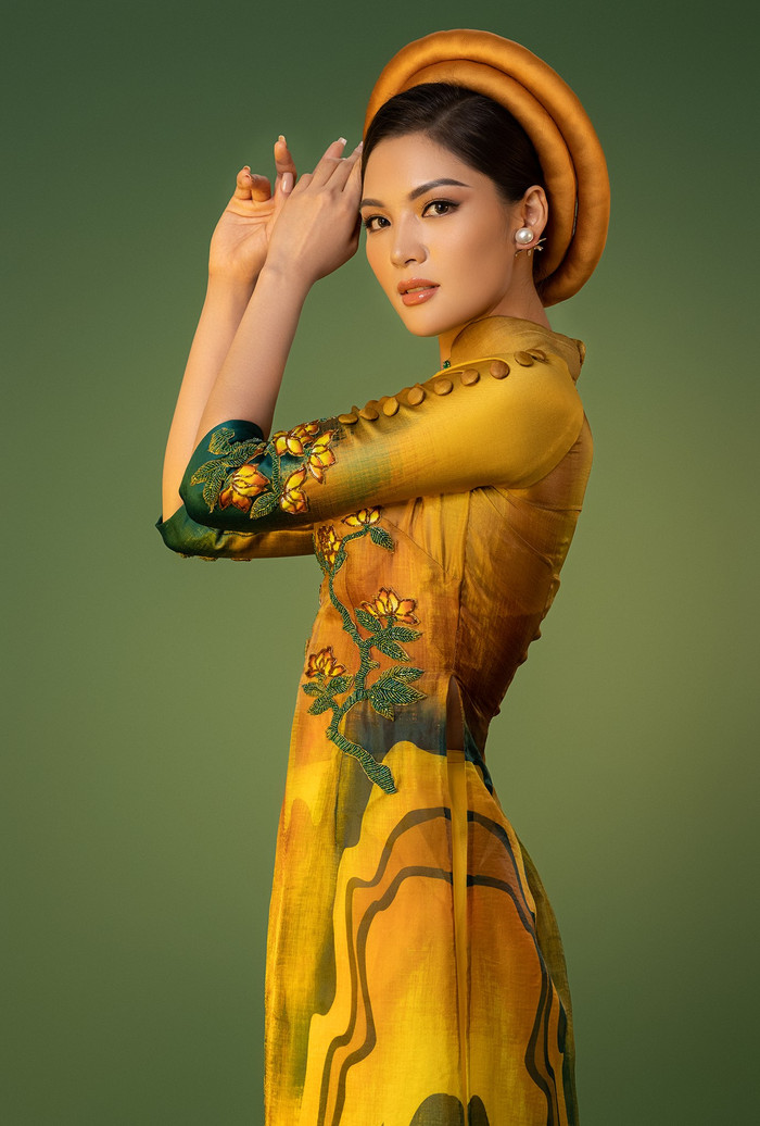 Hé lộ những tà áo dài tuyệt phẩm sẽ theo Vân Anh khoe sắc tại Miss Earth 2021 Ảnh 10
