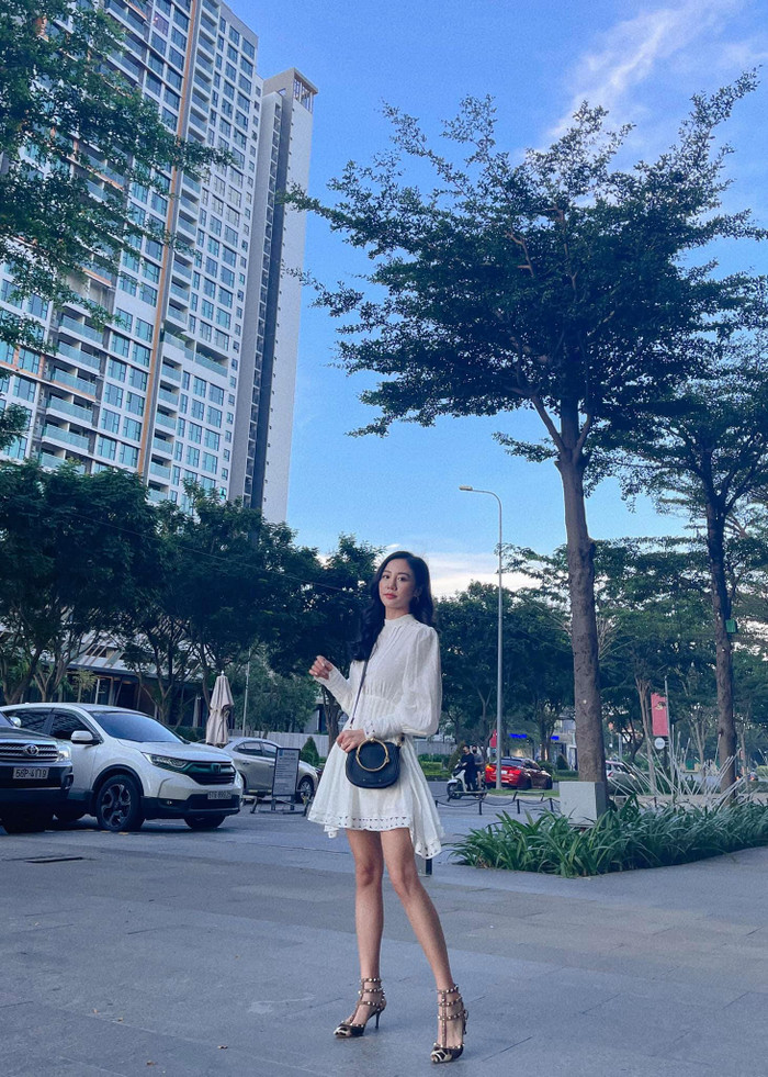 Đôi chân của nữ ca sĩ khiến nhiều người nghi ngờ phải chăng chính chủ đã photoshop 'kéo chân' nên mới trông vừa dài vừa tong teo như vậy. 