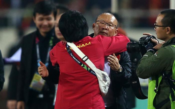 HLV Park Hang Seo 'vừa xay lúa, vừa ẵm em': Thương quá, người hùng của bóng đá Việt Nam! Ảnh 2