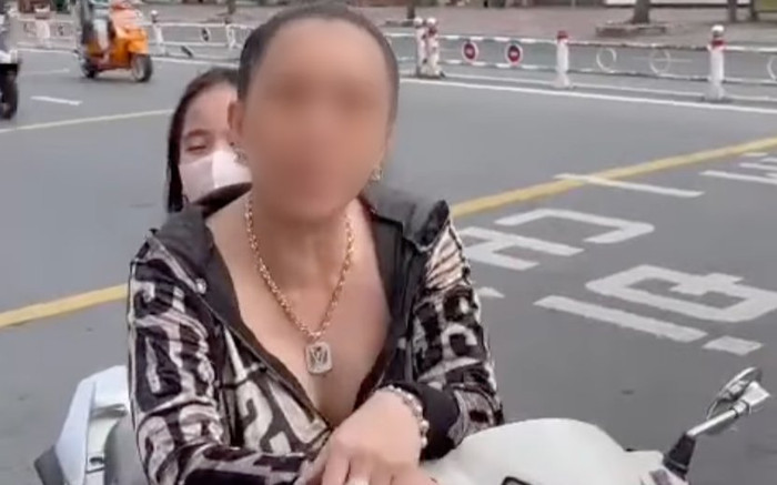 Sau nhiều lần vi phạm gây náo loạn, 'chị đại quận 4' được vận động đi khám sức khỏe Ảnh 2