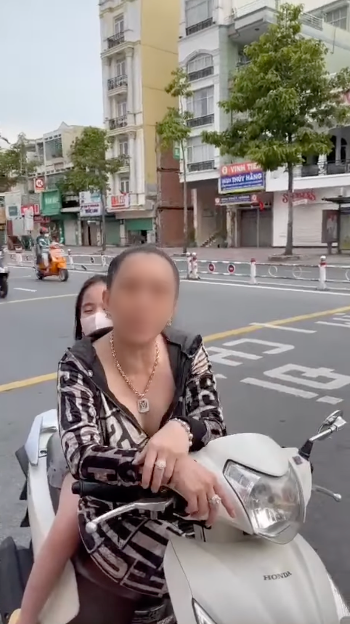 'Chị đại quận 4' liên tiếp bị bắt gặp khi ra đường không đeo khẩu trang, không có lý do chính đáng, điều khiển xe máy không đội mũ bảo hiểm.