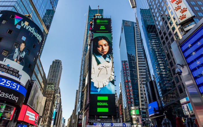 Mỹ Anh nổi bật tại quảng trường Thời Đại ở Mỹ thuộc chiến dịch tôn vinh nữ quyền trong âm nhạc toàn cầu Ảnh 2