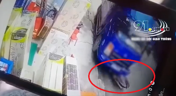 Xe máy cuốn vào gầm xe tải khiến 1 nữ sinh tử vong&nbsp;