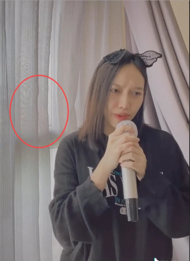 Netizen tinh ý nhận ra rèm cửa phía sau trong bức ảnh của Anh Tú và video Diệu Nhi từng đăng tải rất giống nhau. 