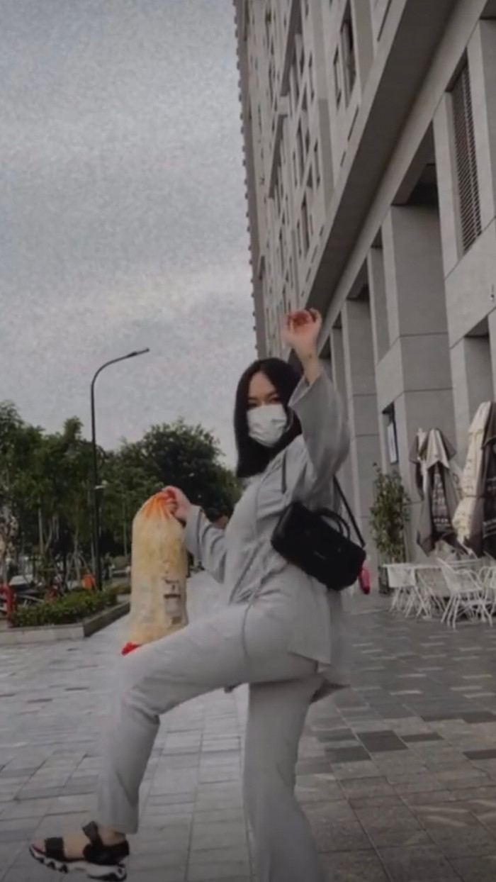 Về phía Diệu Nhi, từ khi vướng ồn ào sinh con, cô phát tướng thấy rõ, vóc dáng đẩy đà ai cũng nhận ra. 