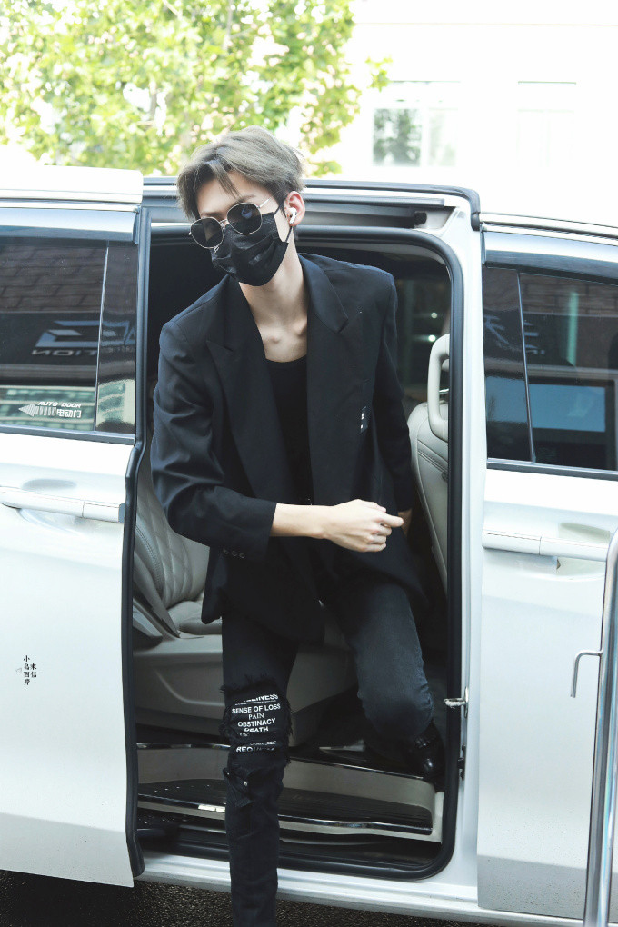 10 sao nam phối đồ đẹp nhất Cbiz: Tiêu Chiến - Nhất Bác 'đỉnh cool guy' nhưng phải học hỏi tiểu thịt tươi Ảnh 21