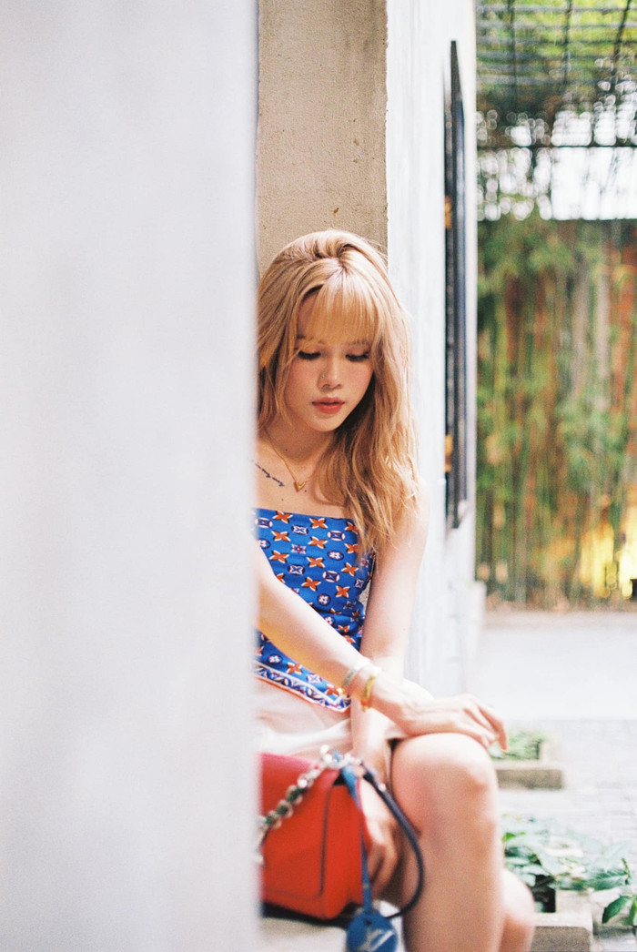 Mái tóc vàng của tình cũ Sơn Tùng được uốn nhẹ sương sương 