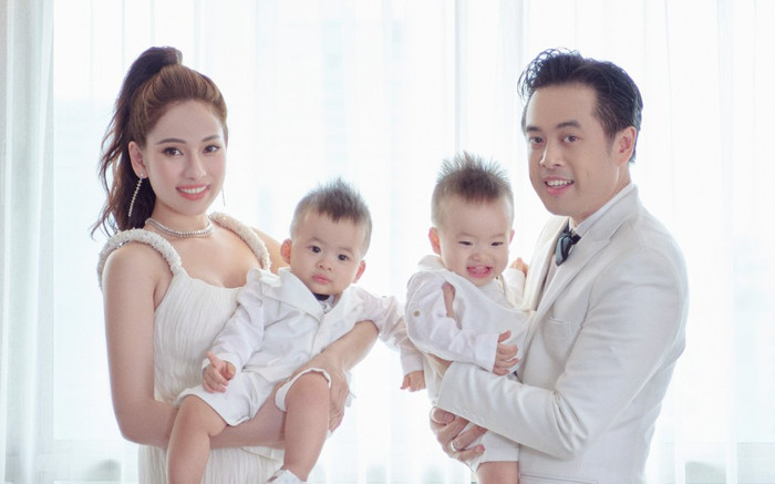 Dương Khắc Linh - Sara Lưu diện đồ đôi sang chảnh trong bộ ảnh mừng sinh nhật 1 tuổi cặp song sinh Ảnh 2