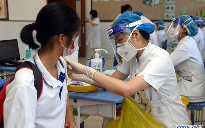 Tiêm vaccine Covid-19 cho nữ sinh Trung Quốc. Ảnh: Tân Hoa xã.