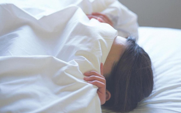 Chuẩn bị đi ngủ, cô gái bị gã đàn ông lạ mặt lẻn vào phòng giở trò sàm sỡ và đánh tới mức nhập viện Ảnh 2