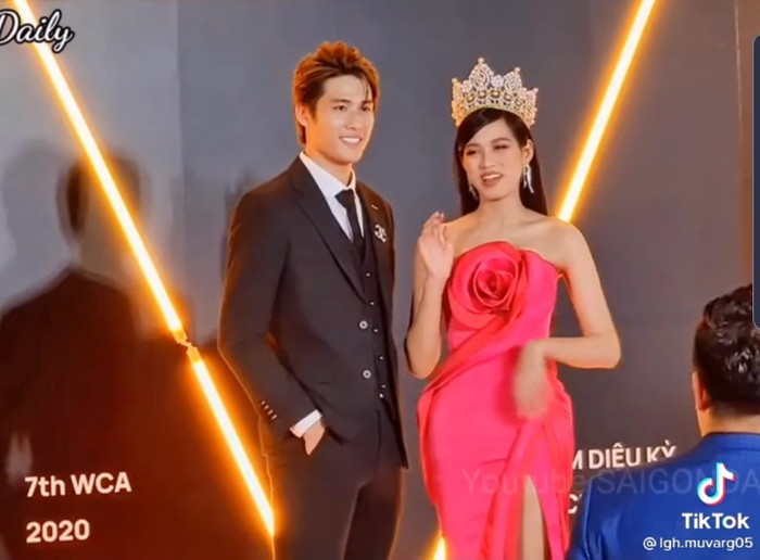 Chụp ảnh cùng đồng nghiệp nam cũng thế...