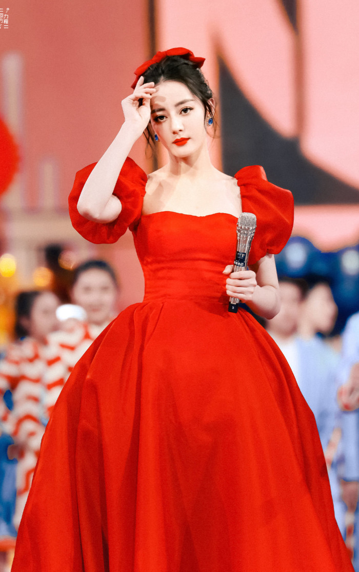 Trước đó, Địch Lệ Nhiệt Ba không ít lần xuất hiện trong các bộ đầm đỏ khác nhau tại sự kiện.